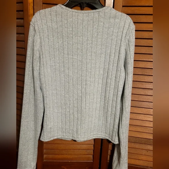 This is a grey long-sleeve ribbed knit sweater top with a lace trim v-neck. Sz L - Picture 7 of 9